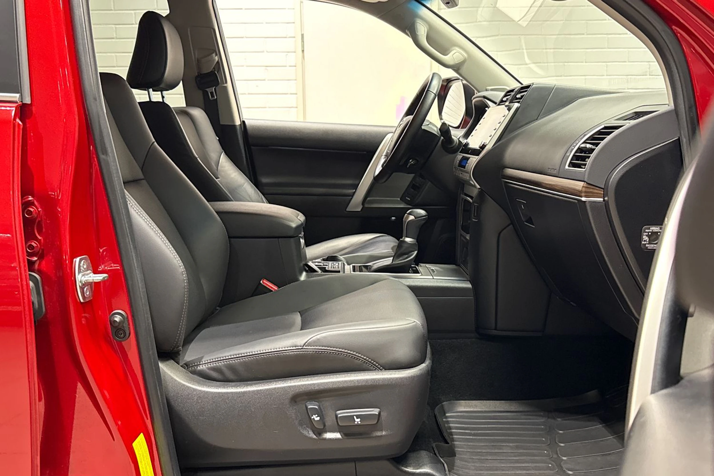 punainen Toyota Land Cruiser 2022 kuva 11.