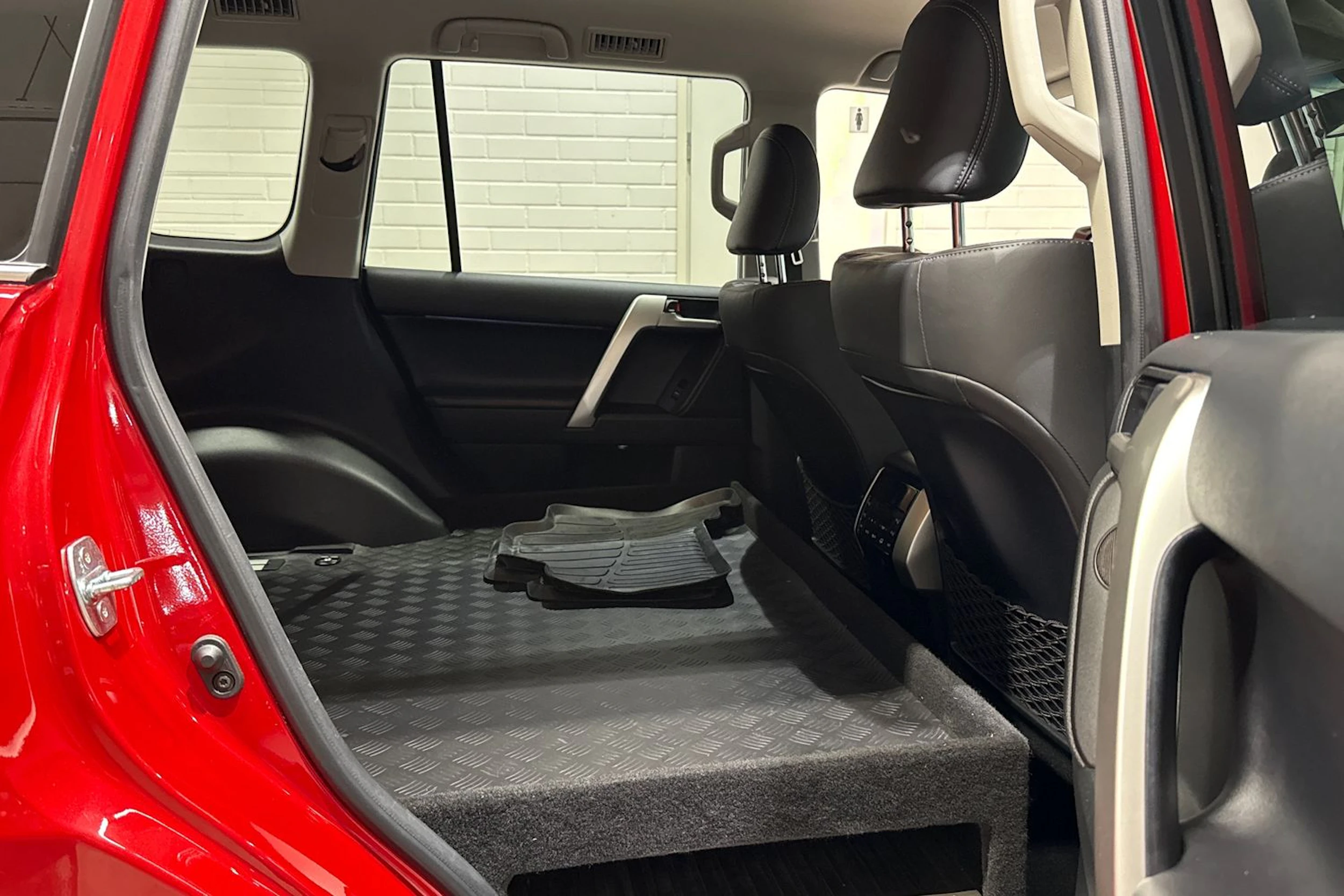 punainen Toyota Land Cruiser 2022 kuva 12.