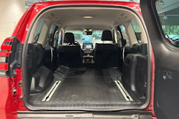 punainen Toyota Land Cruiser 2022 kuva 13.