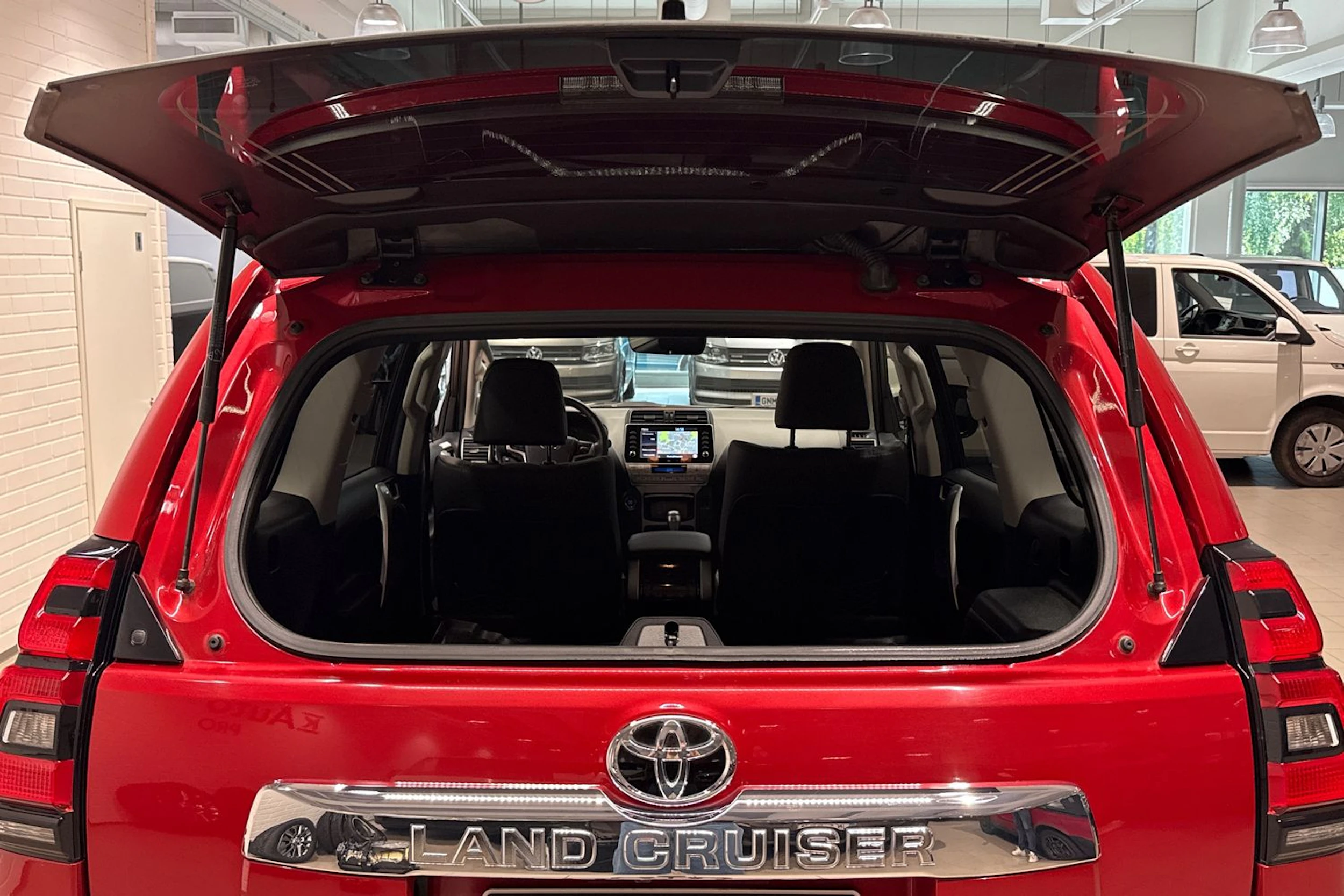 punainen Toyota Land Cruiser 2022 kuva 14.