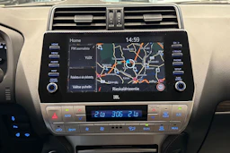 punainen Toyota Land Cruiser 2022 kuva 15.