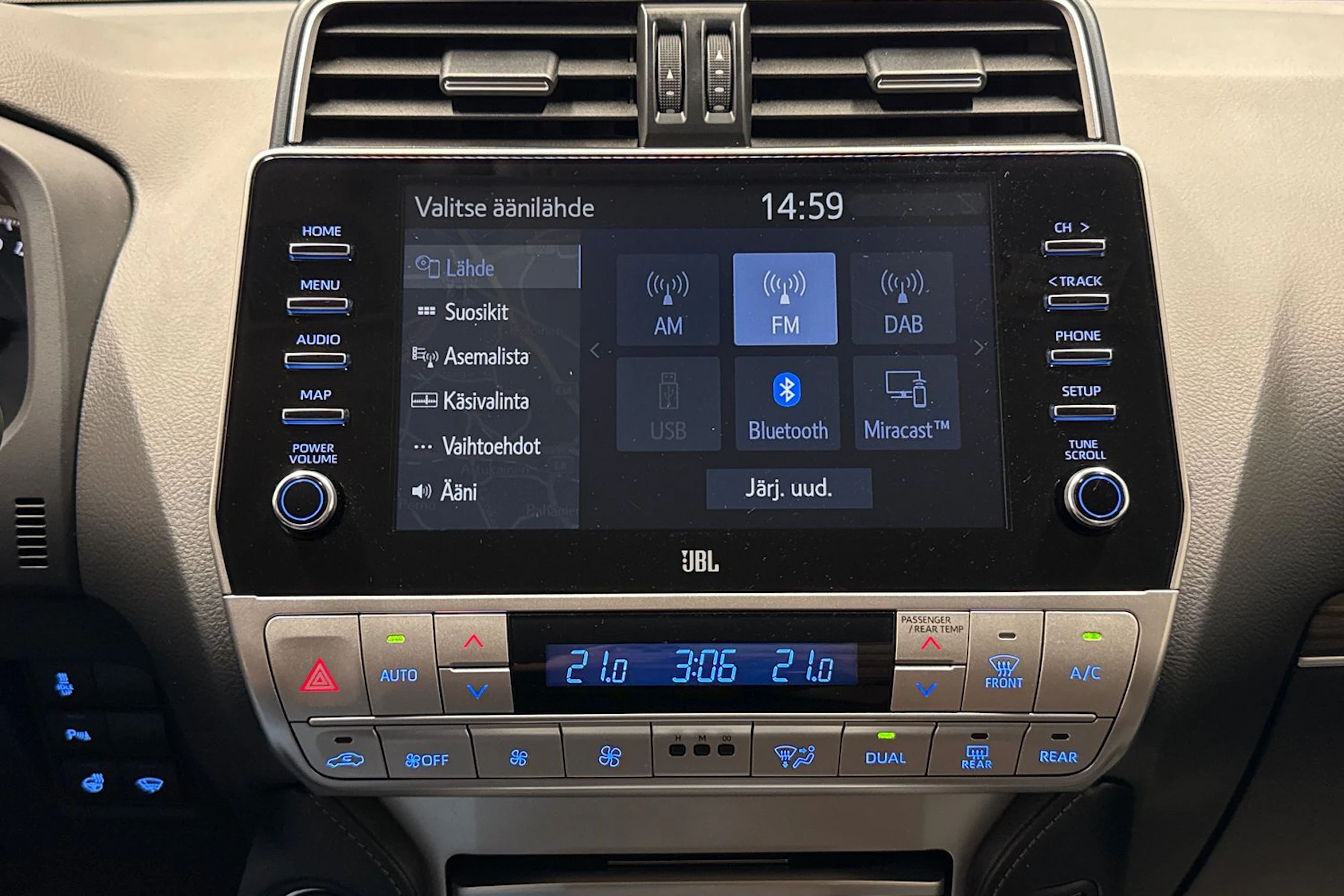 punainen Toyota Land Cruiser 2022 kuva 17.