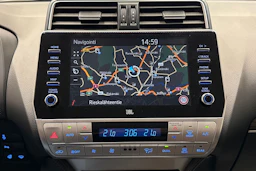 punainen Toyota Land Cruiser 2022 kuva 18.