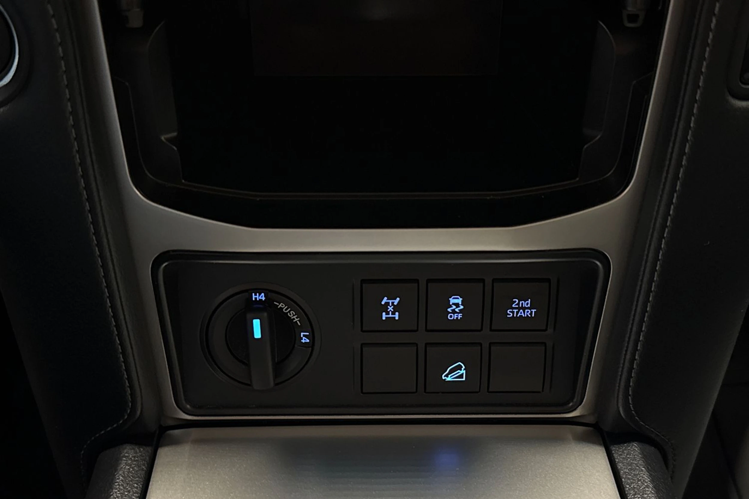 punainen Toyota Land Cruiser 2022 kuva 19.
