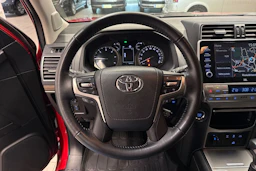 punainen Toyota Land Cruiser 2022 kuva 22.