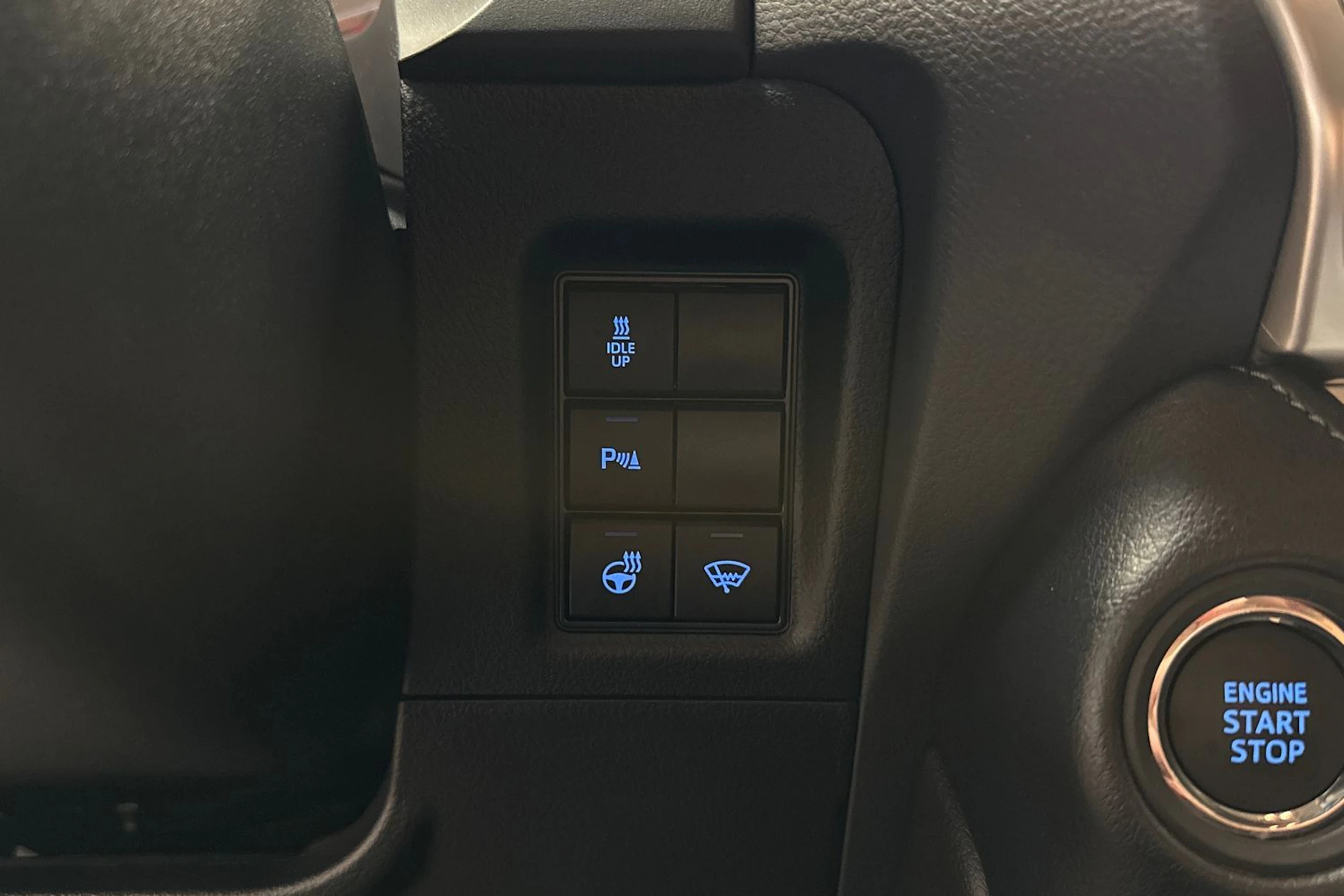 punainen Toyota Land Cruiser 2022 kuva 25.