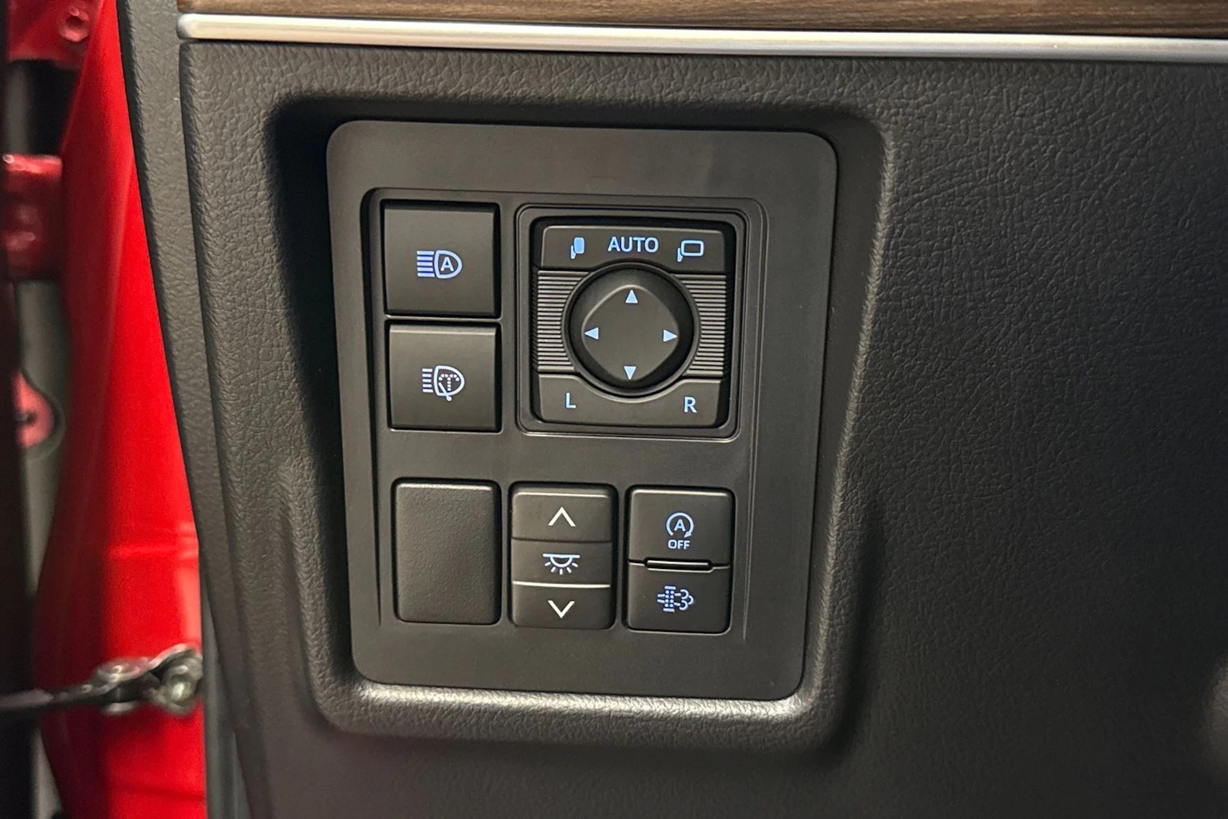 punainen Toyota Land Cruiser 2022 kuva 26.
