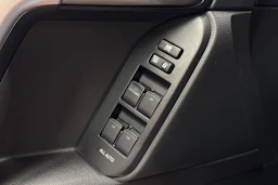 punainen Toyota Land Cruiser 2022 kuva 28.