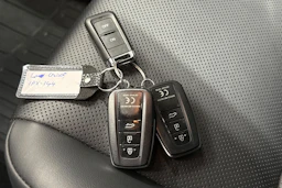 punainen Toyota Land Cruiser 2022 kuva 29.