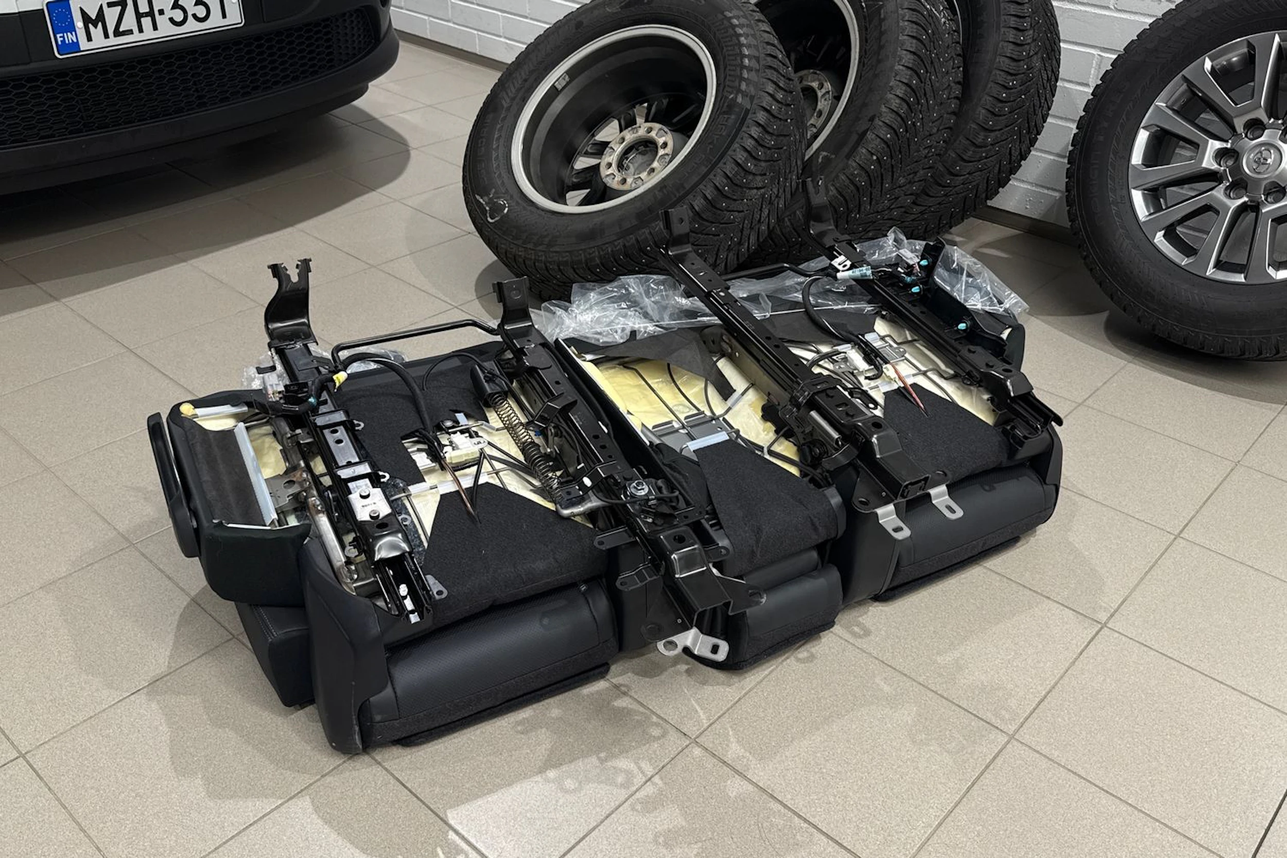 punainen Toyota Land Cruiser 2022 kuva 31.