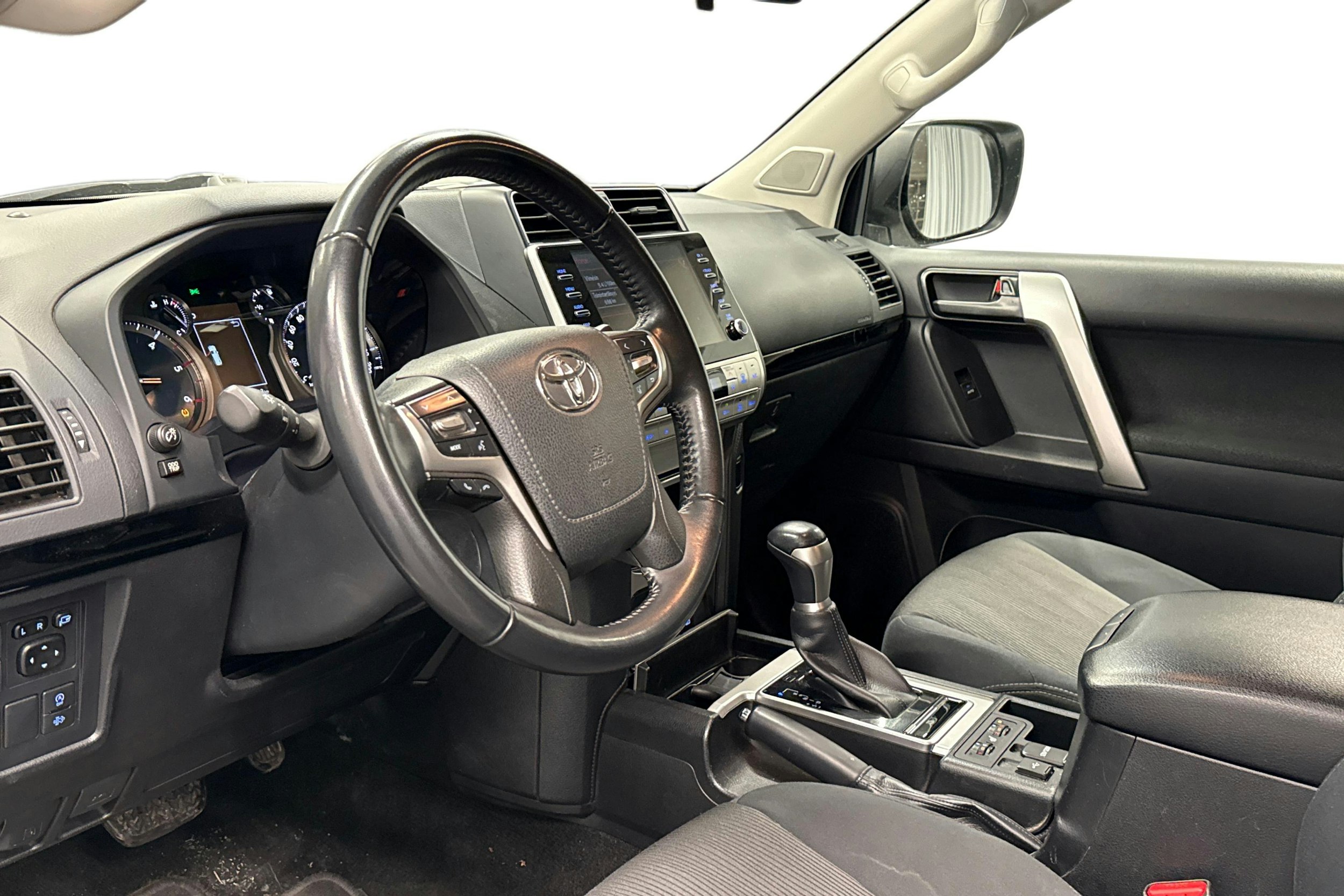 valkoinen Toyota Land Cruiser 2022 kuva 3.