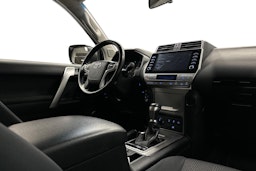 valkoinen Toyota Land Cruiser 2022 kuva 9.