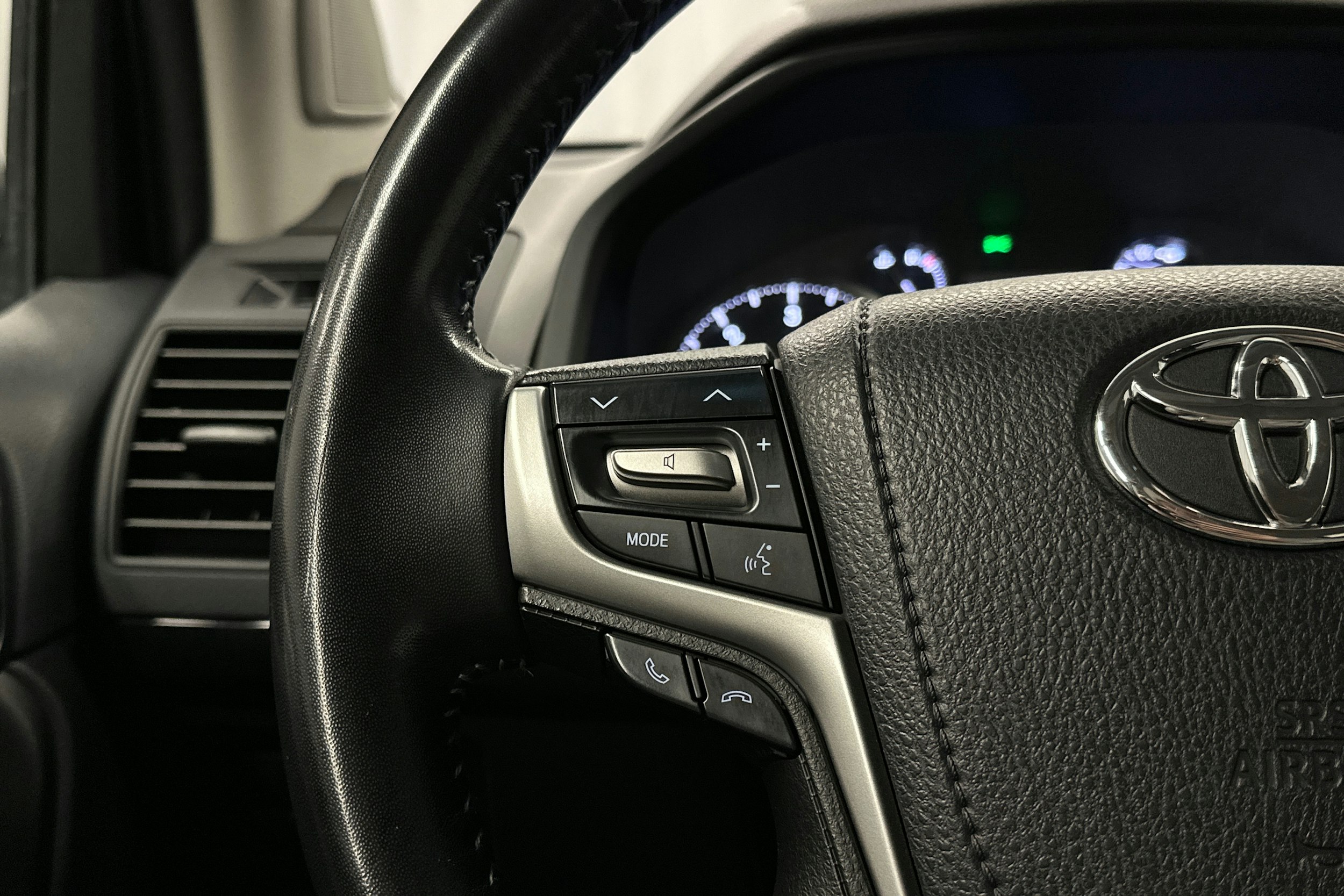 valkoinen Toyota Land Cruiser 2022 kuva 14.