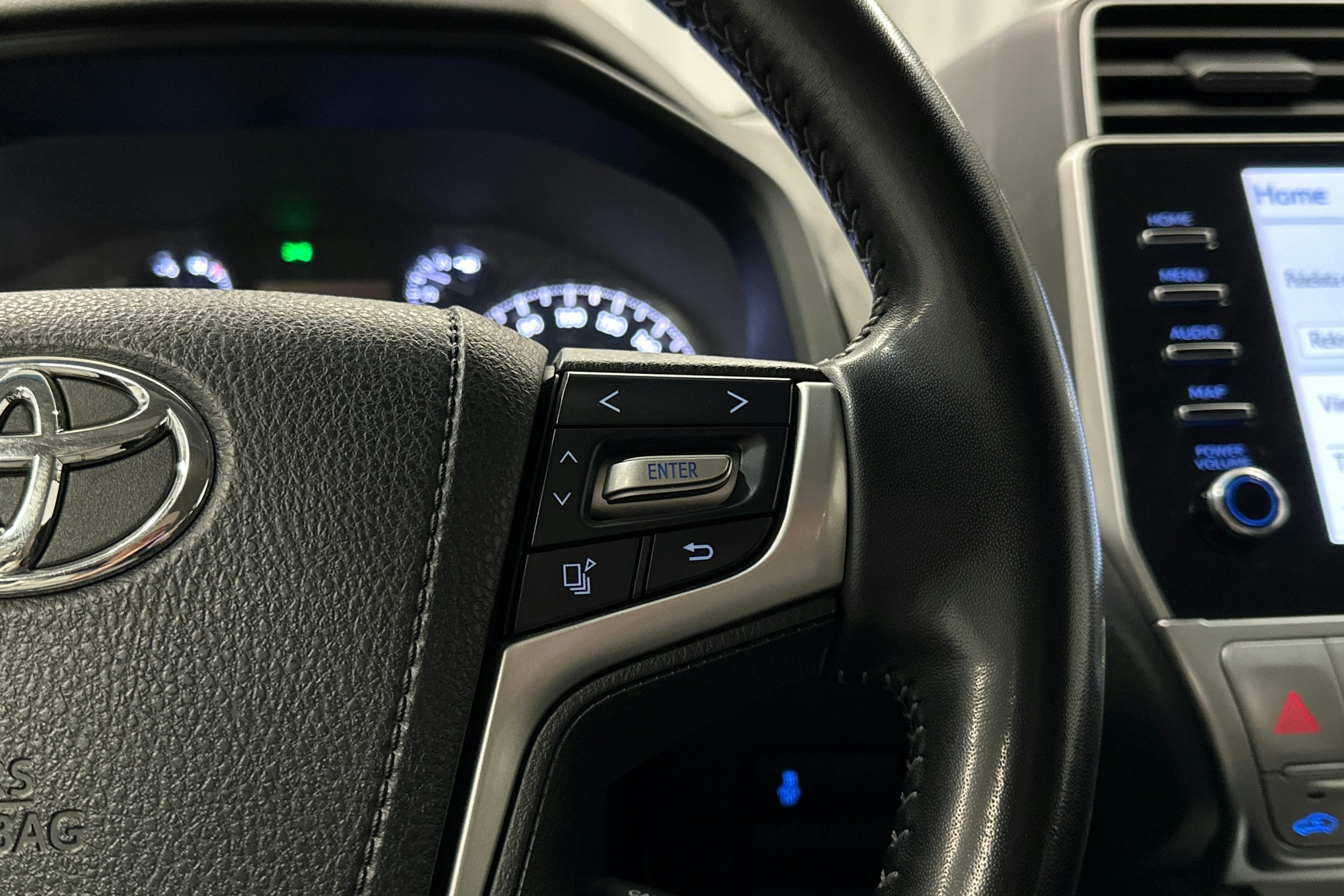 valkoinen Toyota Land Cruiser 2022 kuva 15.