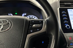 valkoinen Toyota Land Cruiser 2022 kuva 15.