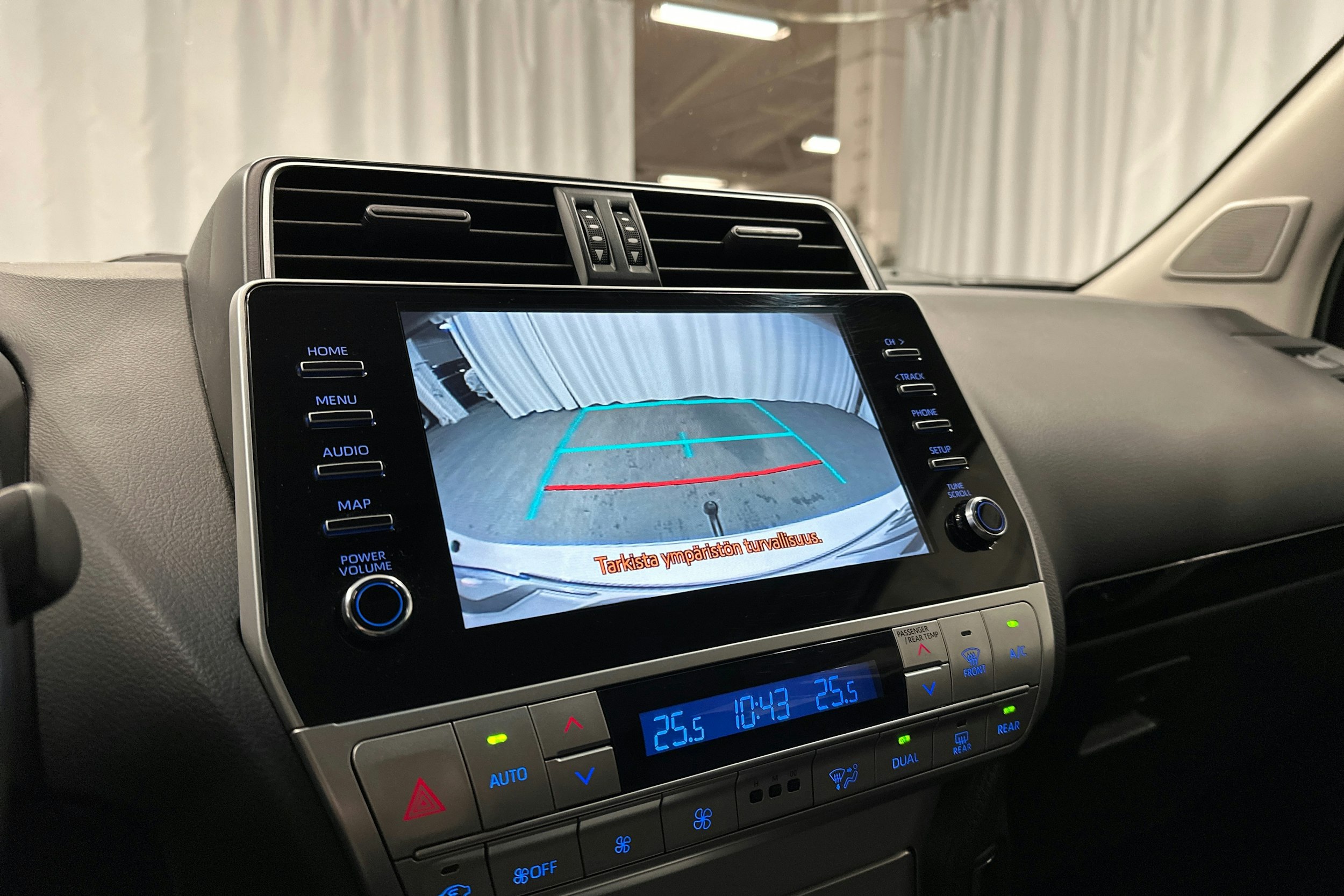 valkoinen Toyota Land Cruiser 2022 kuva 17.