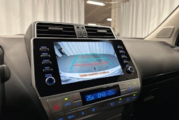 valkoinen Toyota Land Cruiser 2022 kuva 17.