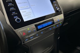 valkoinen Toyota Land Cruiser 2022 kuva 18.