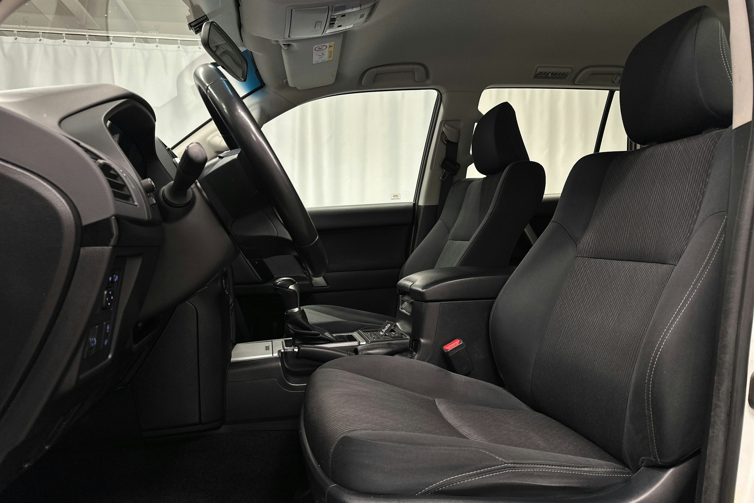 valkoinen Toyota Land Cruiser 2022 kuva 21.