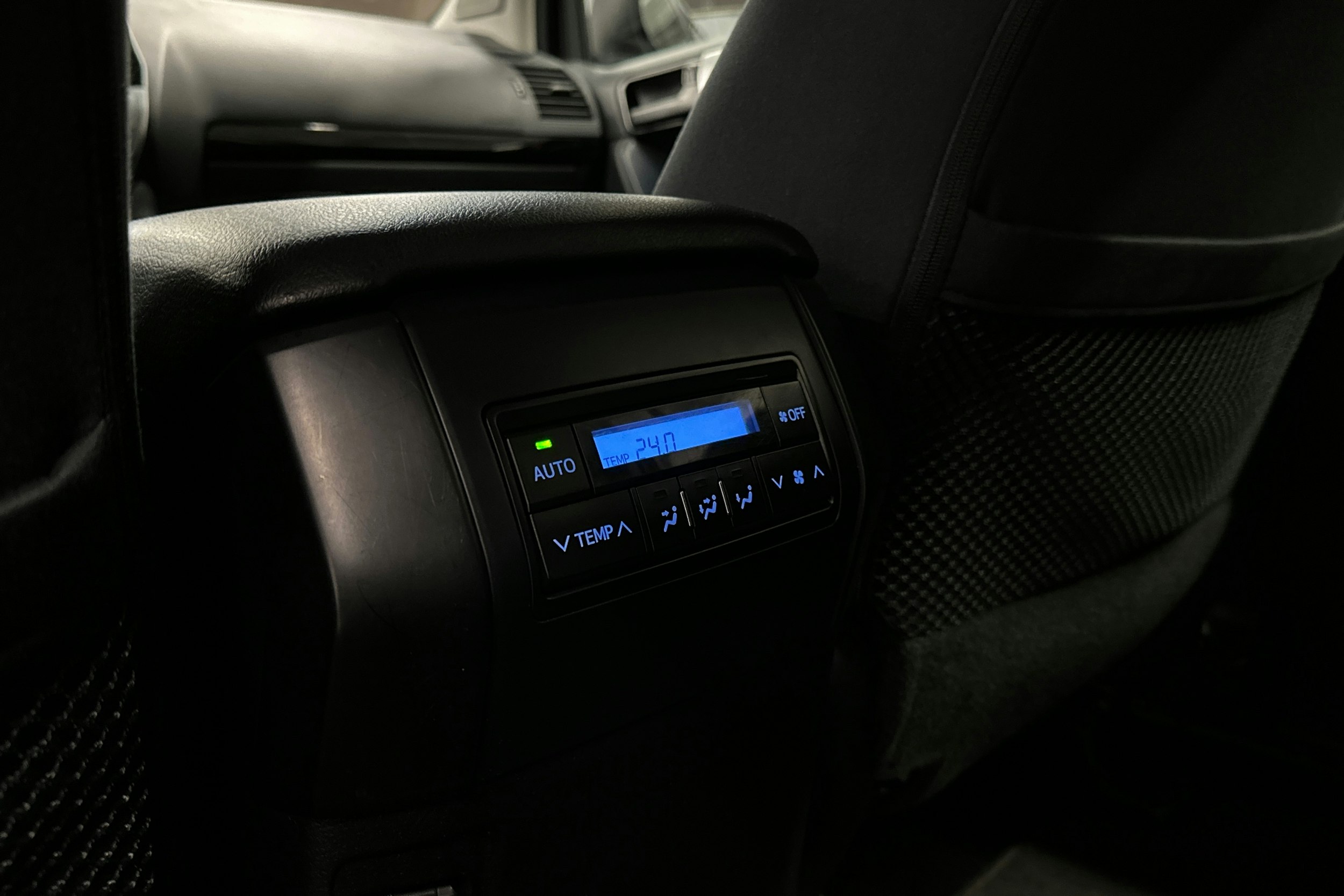 valkoinen Toyota Land Cruiser 2022 kuva 23.