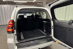 valkoinen Toyota Land Cruiser 2022 kuva 24.