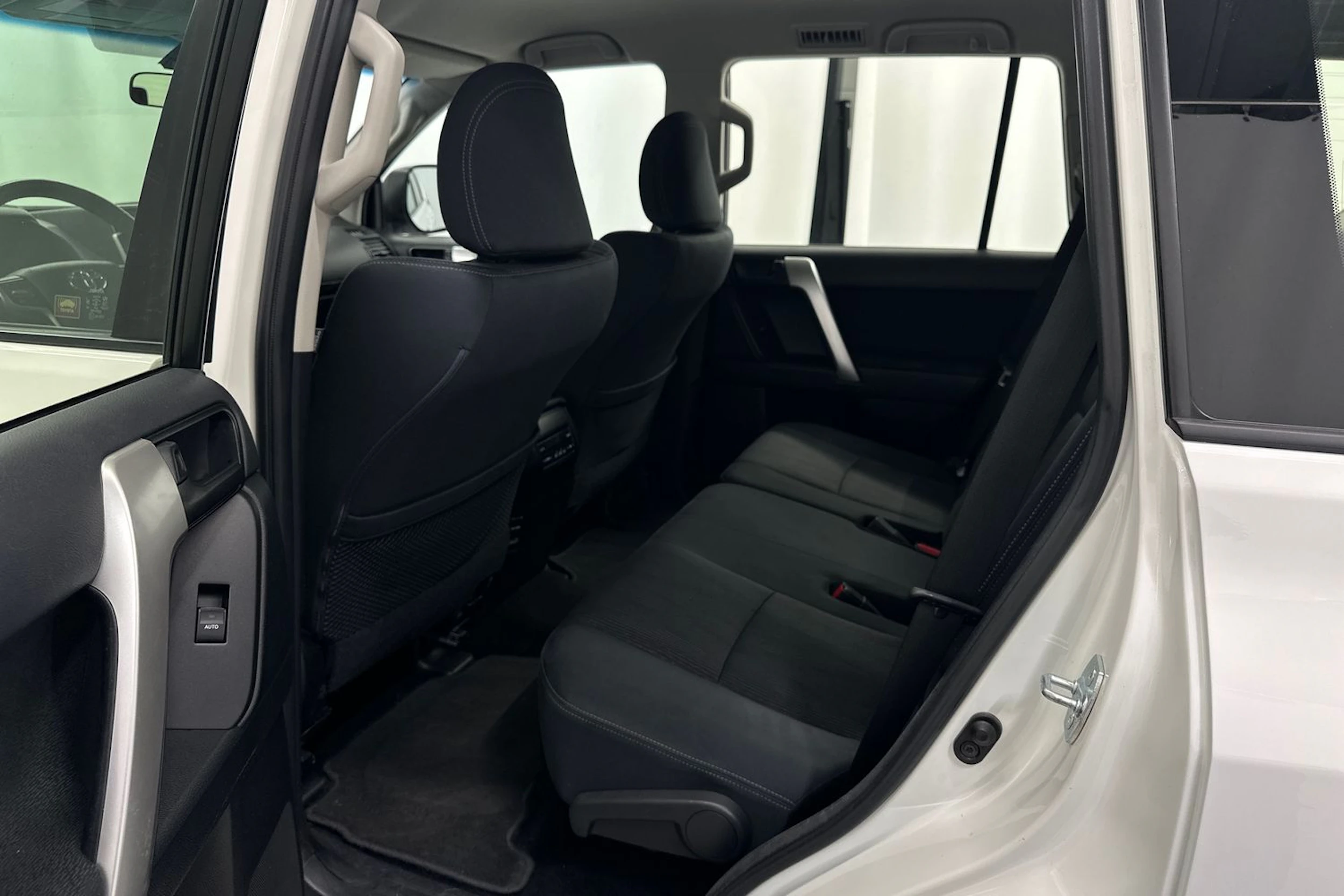 valkoinen Toyota Land Cruiser 2022 kuva 27.