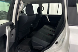 valkoinen Toyota Land Cruiser 2022 kuva 27.