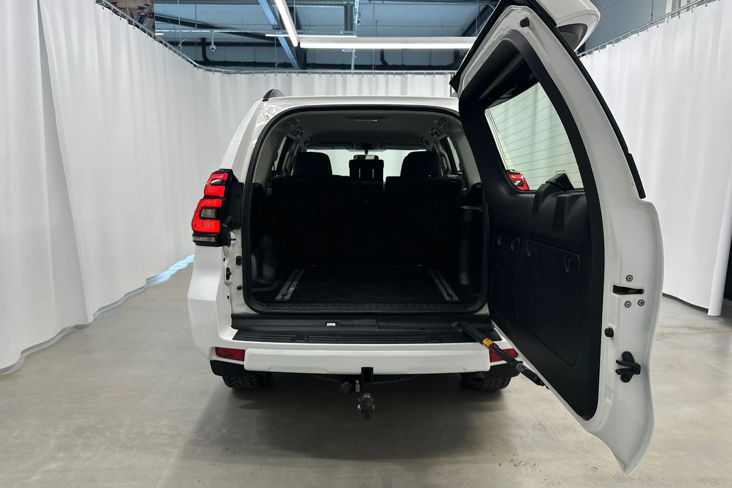 valkoinen Toyota Land Cruiser 2022 kuva 29.