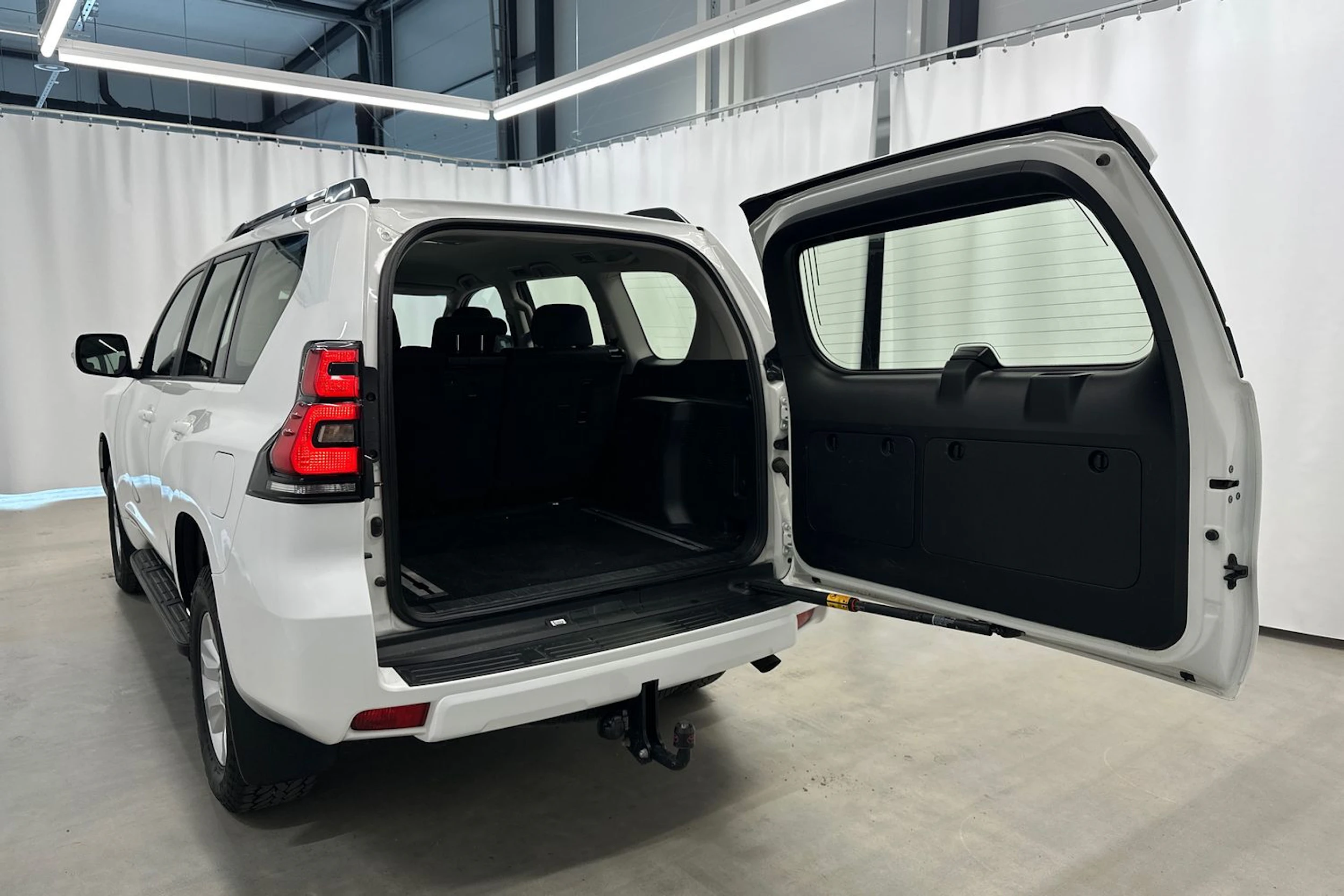 valkoinen Toyota Land Cruiser 2022 kuva 30.