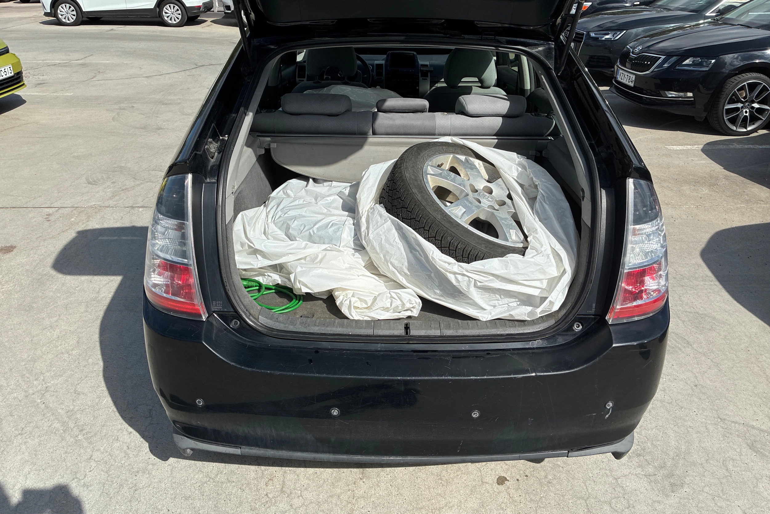 Musta Toyota Prius 2004 kuva 11.