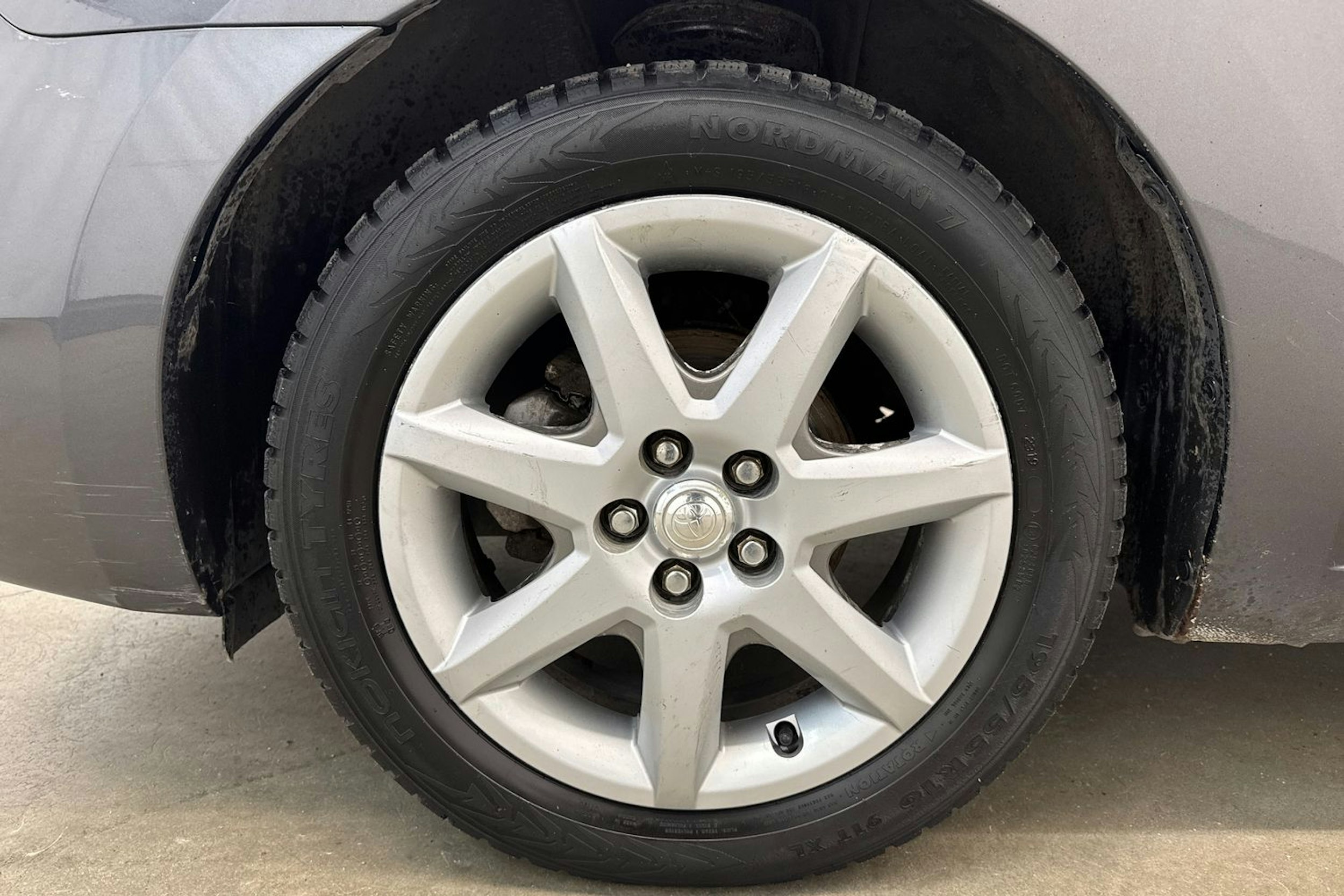 Harmaa Toyota Prius 2008 kuva 9.