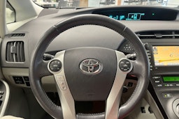 valkoinen Toyota Prius 2010 kuva 16.