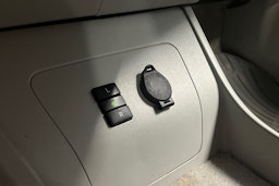 valkoinen Toyota Prius 2010 kuva 22.