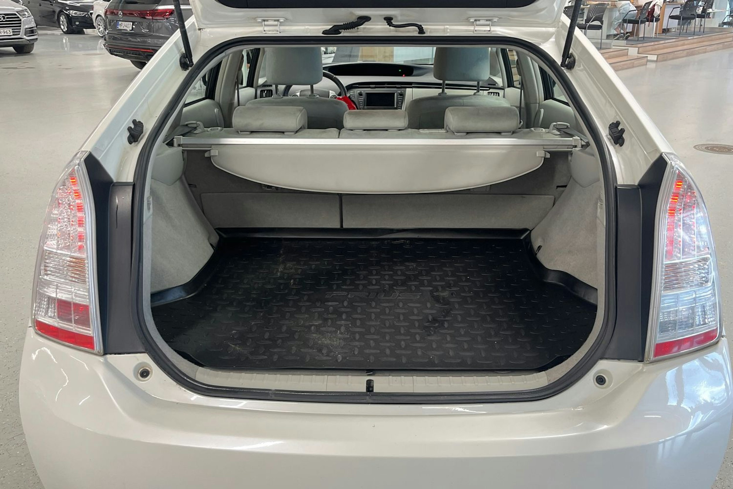 valkoinen Toyota Prius 2010 kuva 24.
