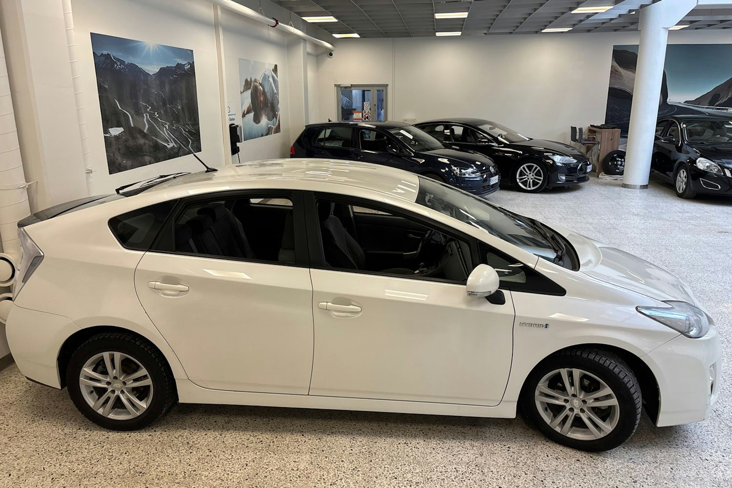 valkoinen Toyota Prius 2010 kuva 30.