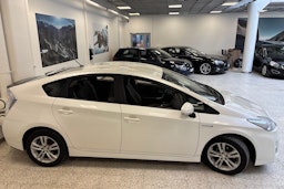 valkoinen Toyota Prius 2010 kuva 30.
