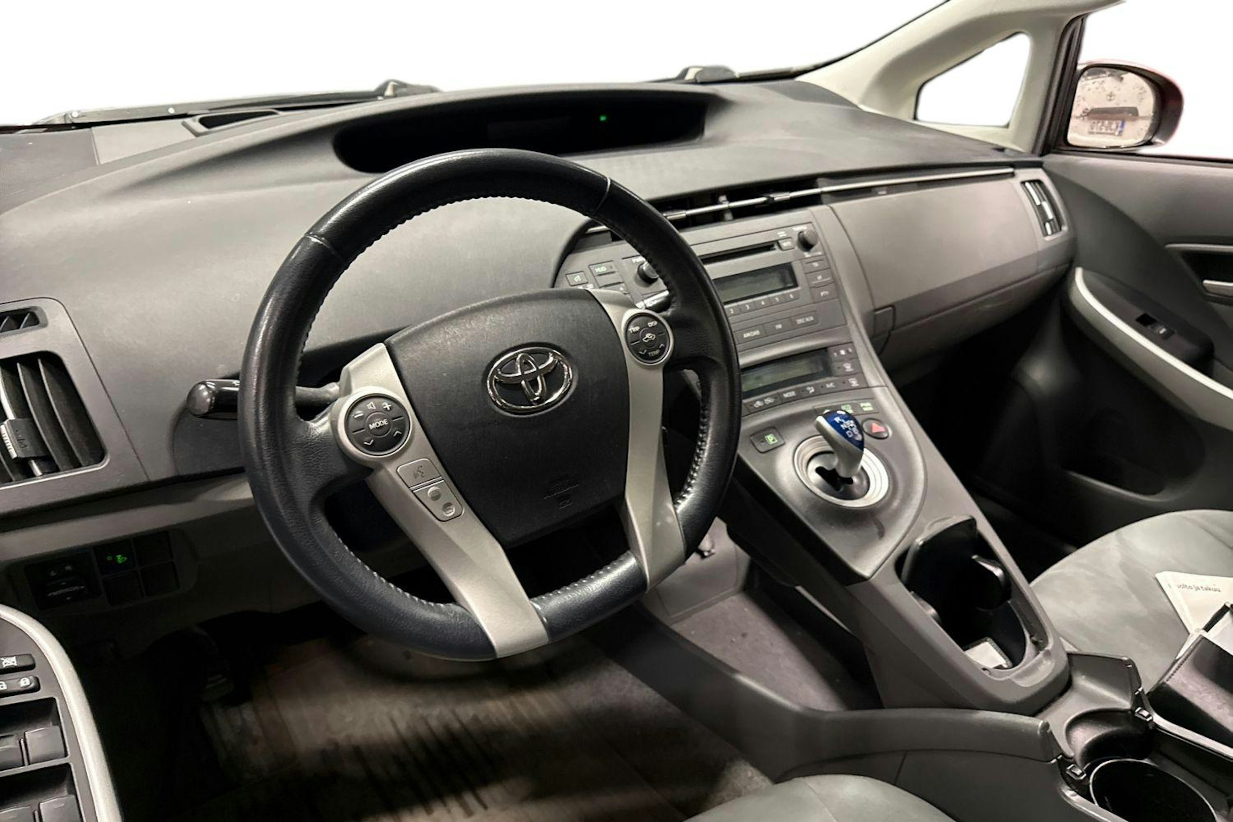 Punainen Toyota Prius 2011 kuva 3.