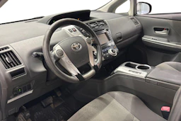 Harmaa Toyota Prius+ 2013 kuva 6.