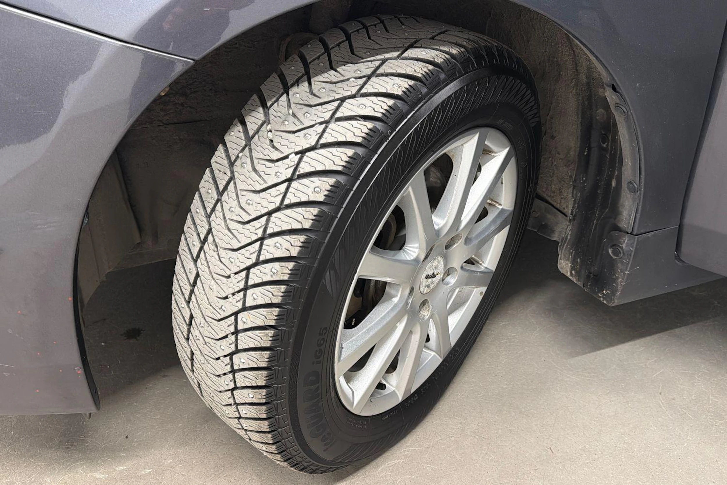 Harmaa Toyota Prius+ 2013 kuva 9.