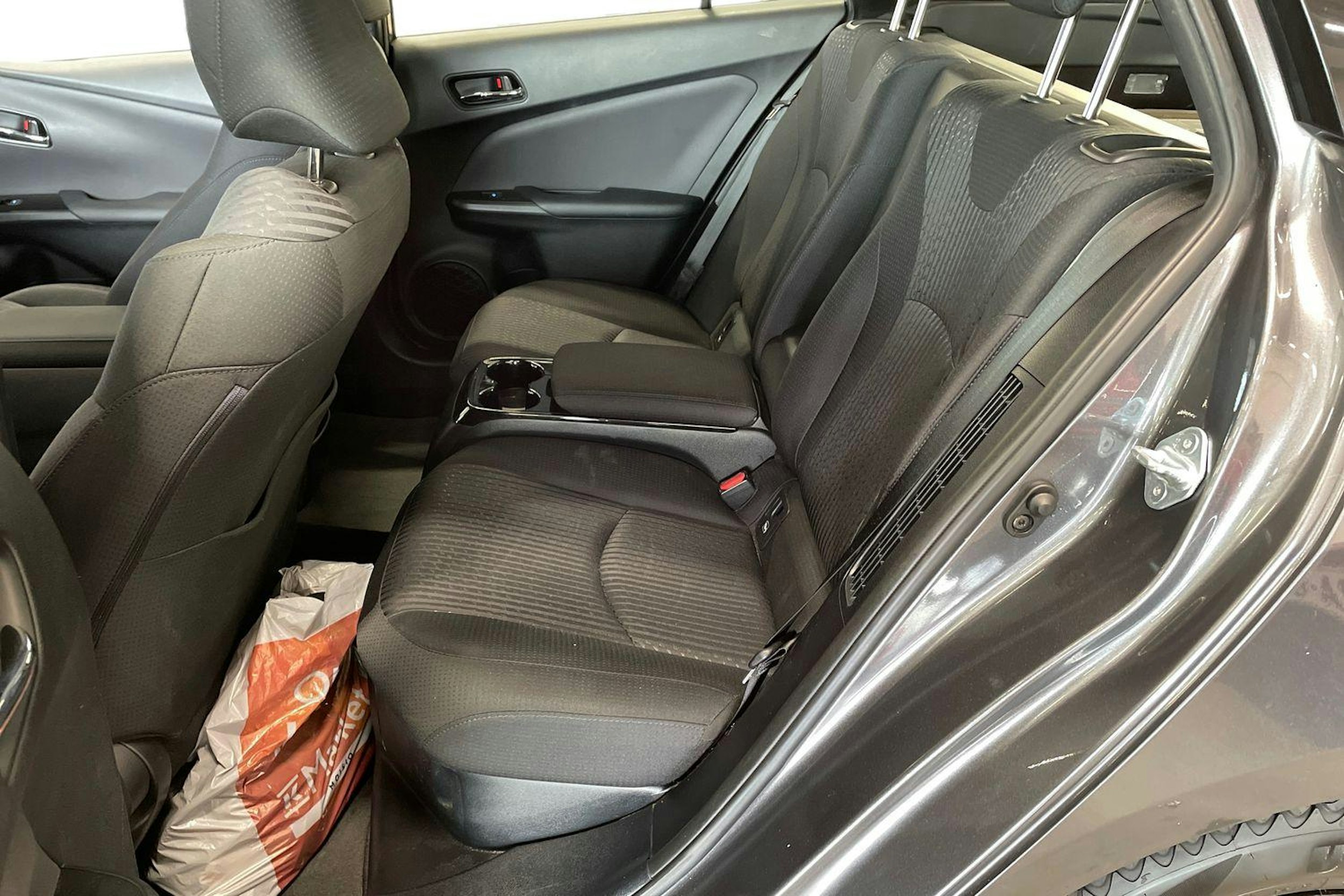 harmaa Toyota Prius 2017 kuva 10.