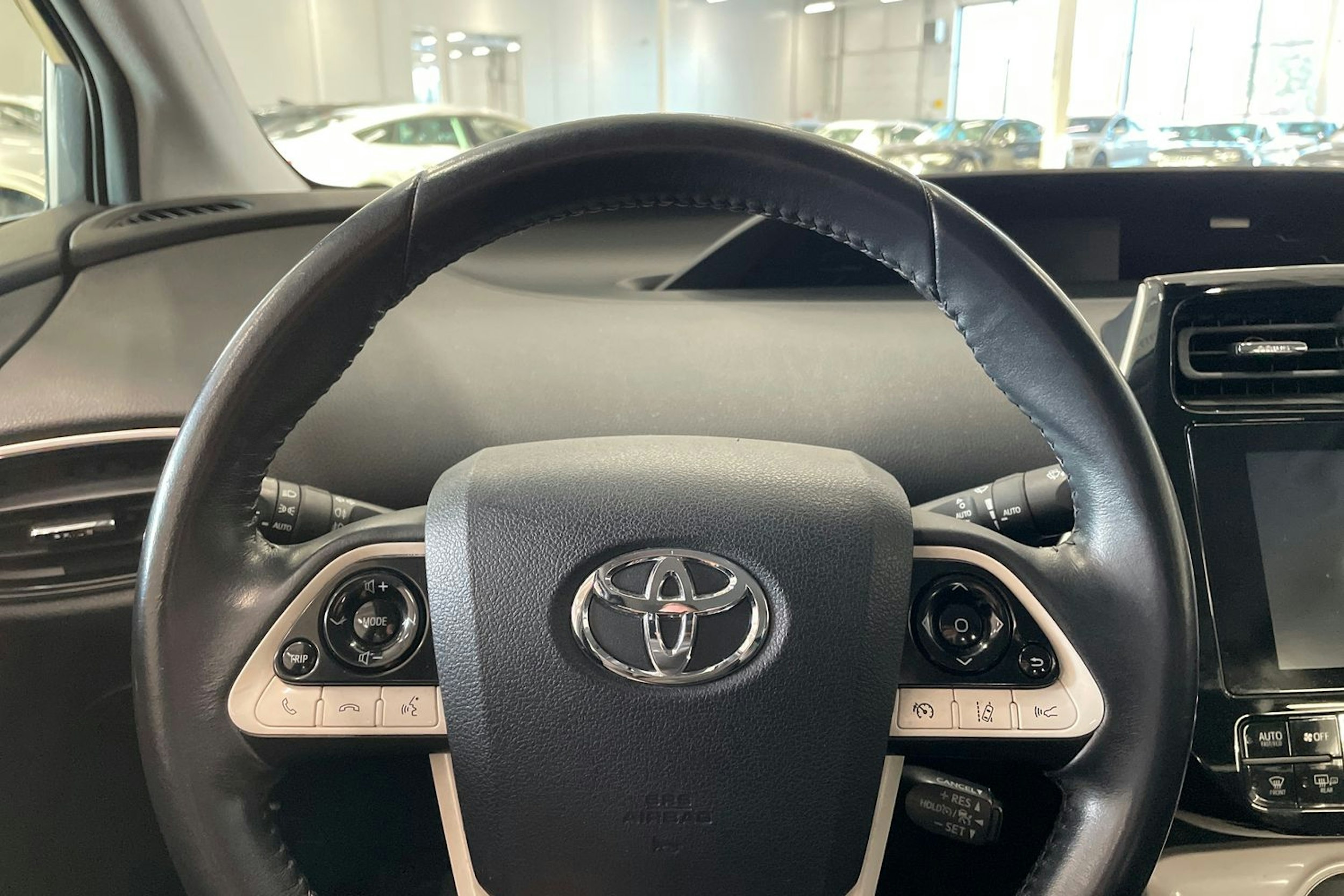 harmaa Toyota Prius 2017 kuva 14.