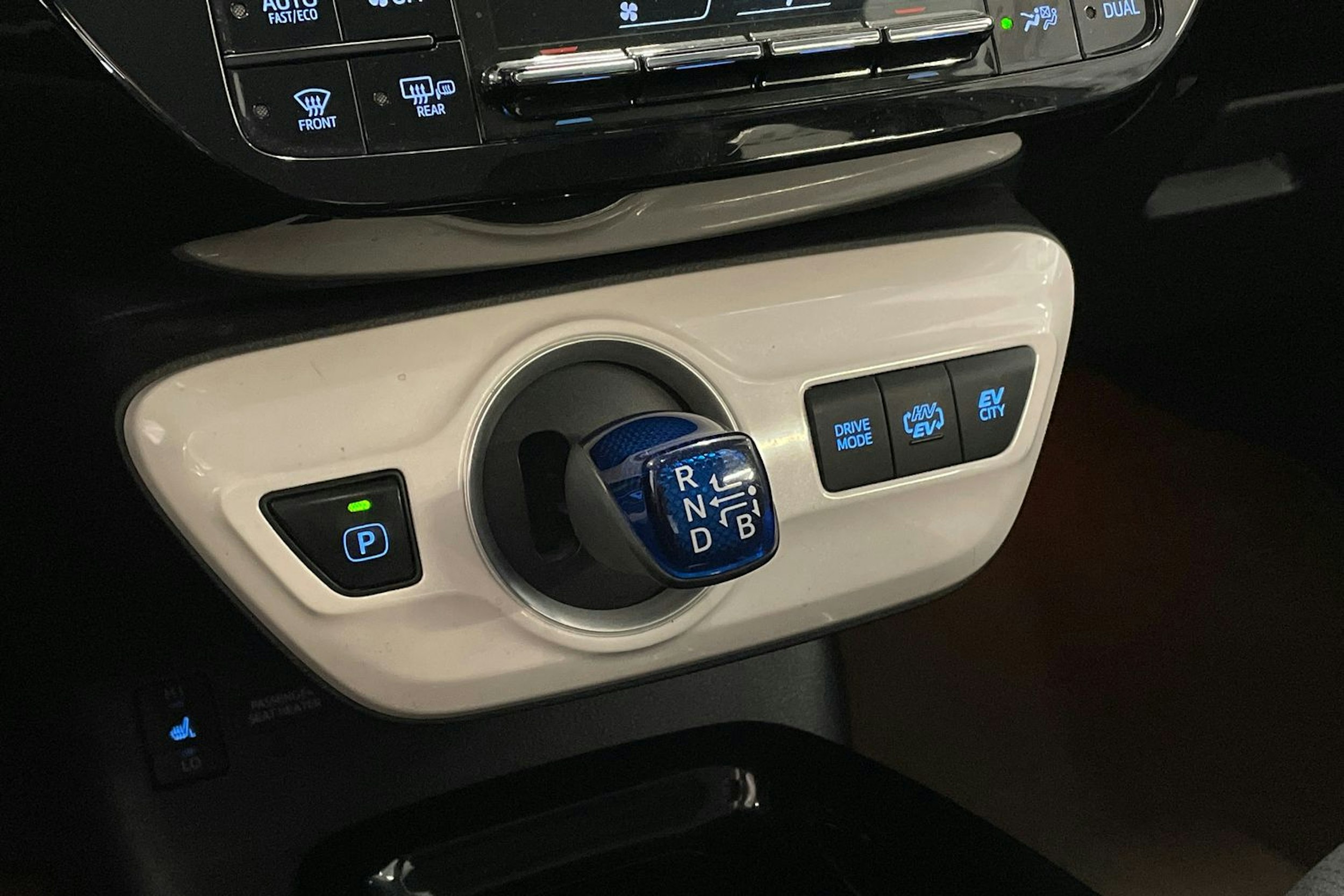 harmaa Toyota Prius 2017 kuva 18.