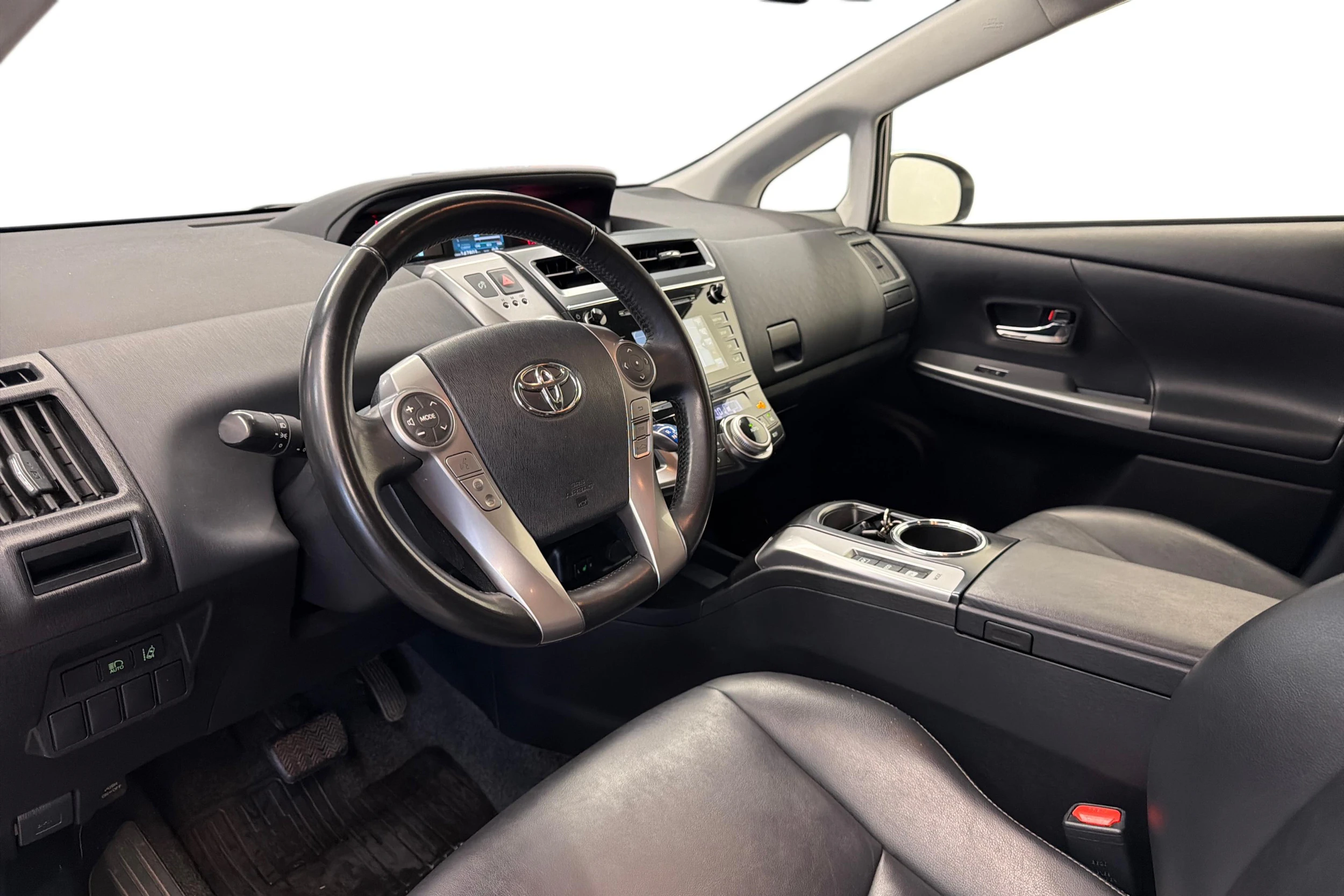 Valkoinen Toyota Prius+ 2019 kuva 6.