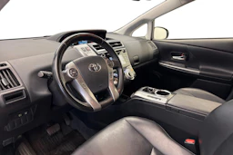 Valkoinen Toyota Prius+ 2019 kuva 6.