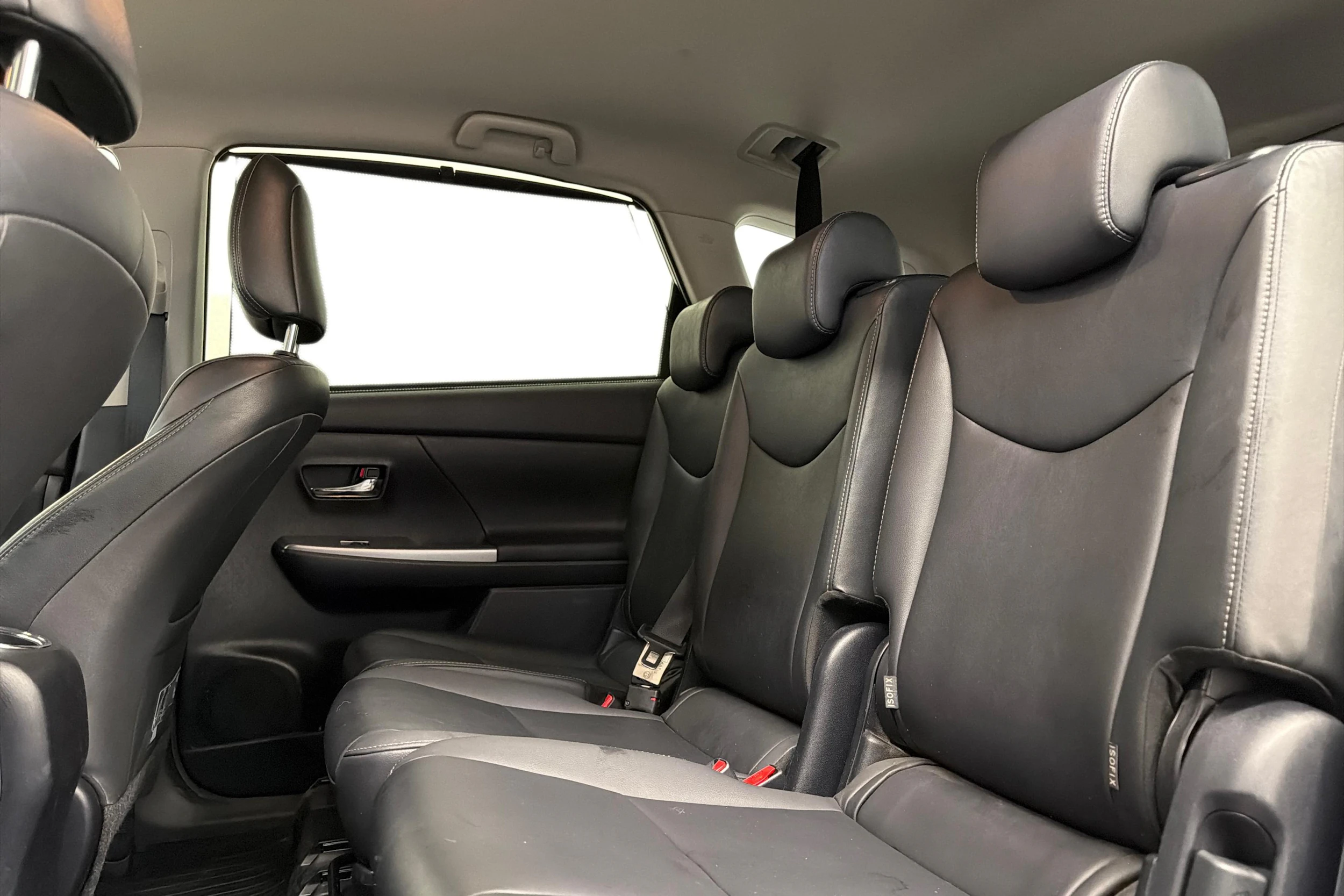 Valkoinen Toyota Prius+ 2019 kuva 8.