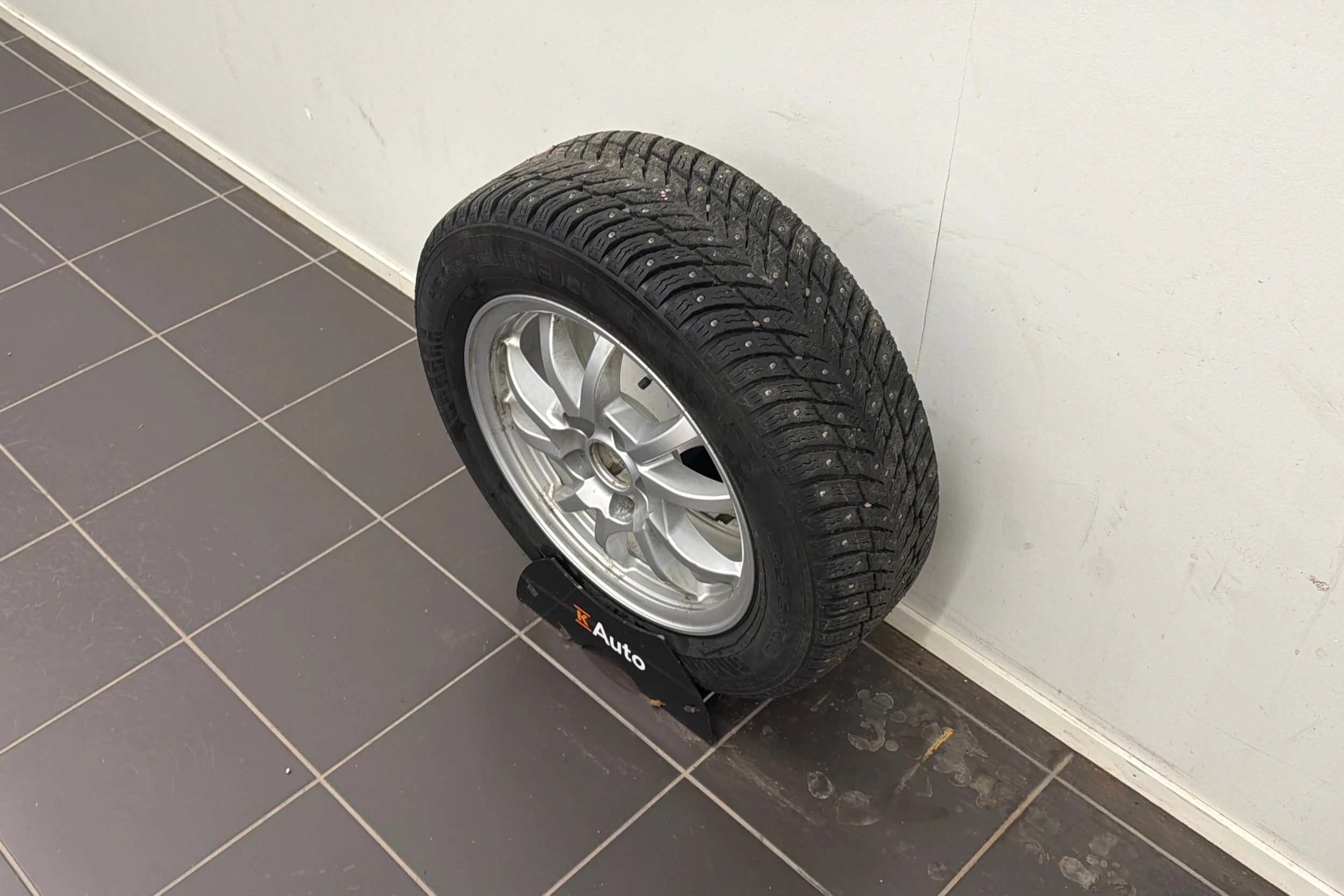 Valkoinen Toyota Prius+ 2019 kuva 10.