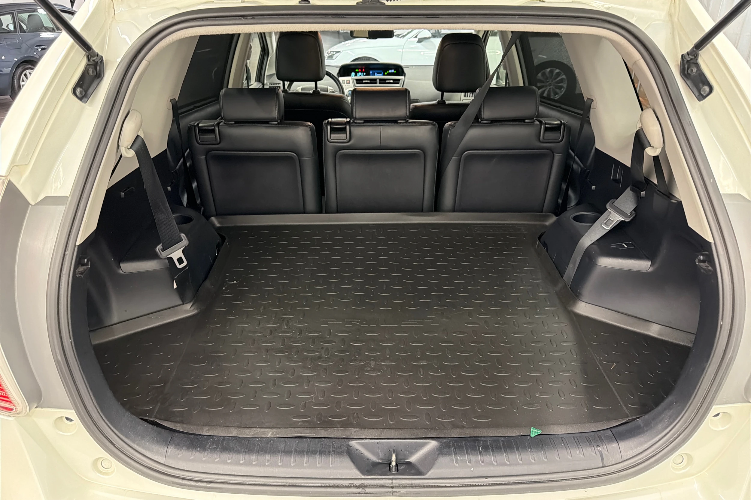 Valkoinen Toyota Prius+ 2019 kuva 11.