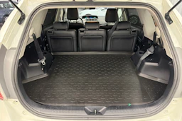 Valkoinen Toyota Prius+ 2019 kuva 11.