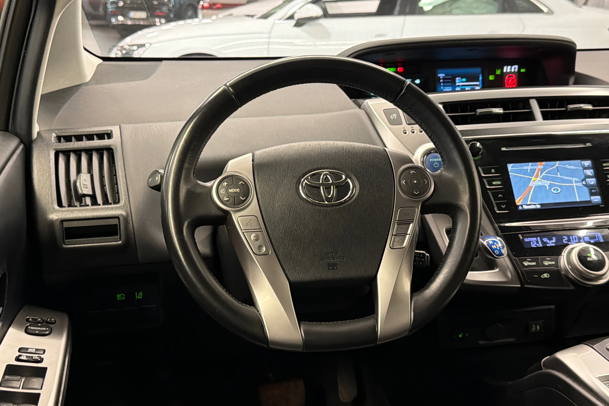 Valkoinen Toyota Prius+ 2019 kuva 12.