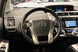 Valkoinen Toyota Prius+ 2019 kuva 12.